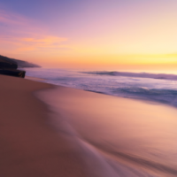  Praia com ondas ao amanhecer 